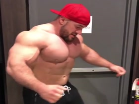 Bodybuilders Flexing 123